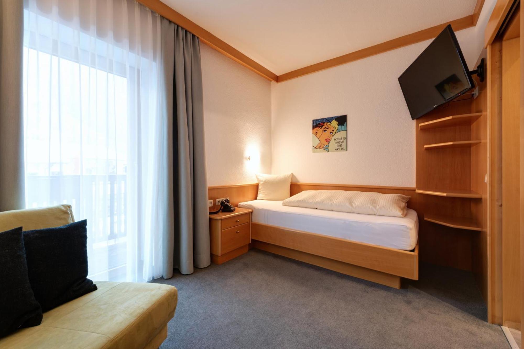Hotel Pension Kirchplatz ซังคท์อันทอนอัมอาร์ลแบร์ก ห้อง รูปภาพ